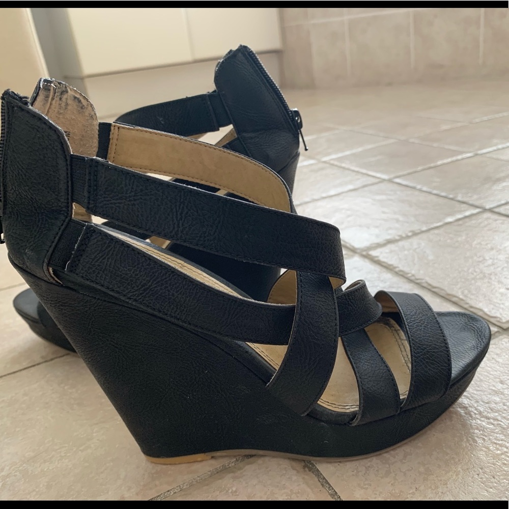 Black wedges